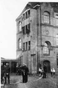 Angriffsübung auf der Ostseite des Schulhofes