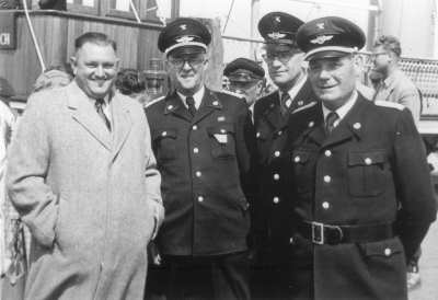 Die Generalität wird am Hafen abgeholt.