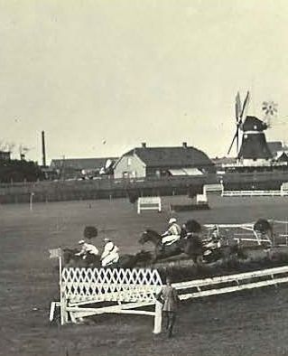 Der Pferderennplatz vor der Mühle um 1930.